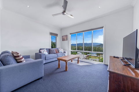 Viewpoint Holiday Home - Cannonvale - Accommodation Cooktown 8