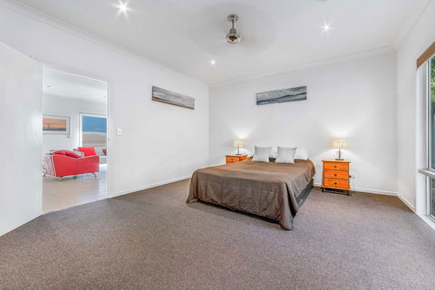 Viewpoint Holiday Home - Cannonvale - Accommodation Cooktown 12