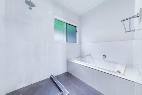 Viewpoint Holiday Home - Cannonvale - Accommodation Cooktown 14