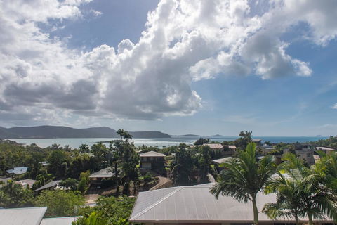 Viewpoint Holiday Home - Cannonvale - Accommodation Cooktown 18