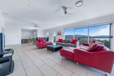 Viewpoint Holiday Home - Cannonvale - Accommodation Cooktown 4