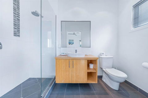 Viewpoint Holiday Home - Cannonvale - Accommodation Cooktown 15