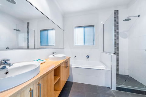 Viewpoint Holiday Home - Cannonvale - Accommodation Cooktown 13