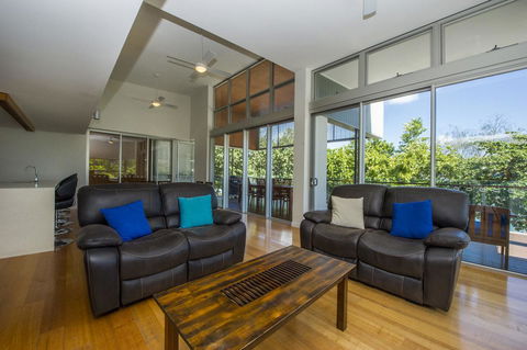 Maggies Beachfront Apartment 12 - Accommodation Cooktown 4