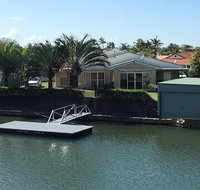 Ground floor family unit on the canal with free WIFI - Accommodation Cooktown