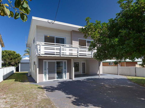 'SeaHaven', 2 Richardson Ave - Large Home With Aircon, Smart TV, WIFI, Netflix & Boat Parking - Accommodation Cooktown 0