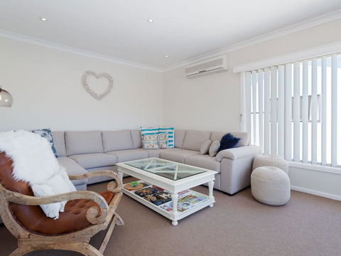 'SeaHaven', 2 Richardson Ave - Large Home With Aircon, Smart TV, WIFI, Netflix & Boat Parking - Accommodation Cooktown 2