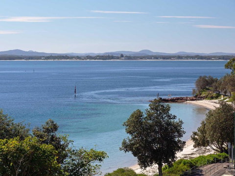 1 'Kiah', 53 Victoria Parade - Stunning Views, Wifi, Aircon, Just Across The Road To The Water - Accommodation Cooktown 3