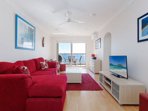 1 'Kiah', 53 Victoria Parade - Stunning Views, Wifi, Aircon, Just Across The Road To The Water - Accommodation Cooktown 1