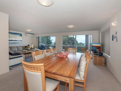 1 'Laman Lodge', 15 Laman Street - Stunning Air Conditioned Unit With Water Views And WIFI - Accommodation Cooktown 3