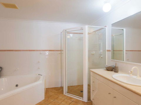 1 'Peninsula Waters', 2-4 Soldiers Point Road - Aircon, Pool & Massive Outdoor Area - Accommodation Cooktown 2