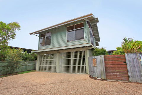 18 Northbeach Place, Mudjimba Beach - Pet Friendly, Linen Included, WIFI - Accommodation Cooktown 0