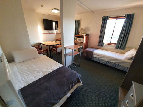 2 Lakeview Plaza - Accommodation Cooktown 0