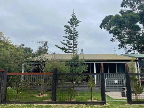 BLACK DUCK SHACK -Dog Friendly -Red Rocks Beach - Accommodation Cooktown 1