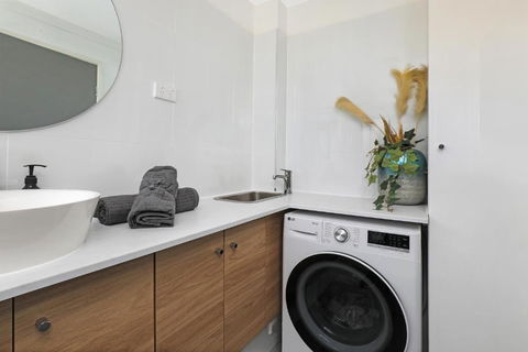 CANAL7-ON THE MOOLOOLABA CANAL! - Accommodation Cooktown 4