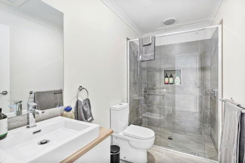 CASA EMEC- PETS WELCOME Luxury, Aircon, Walk To The Shops And Beach! Outdoor Shower And Garage Parking - Accommodation Cooktown 4