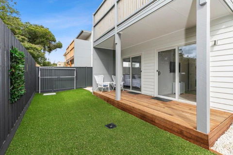 CASA EMEC- PETS WELCOME Luxury, Aircon, Walk To The Shops And Beach! Outdoor Shower And Garage Parking - Accommodation Cooktown 1