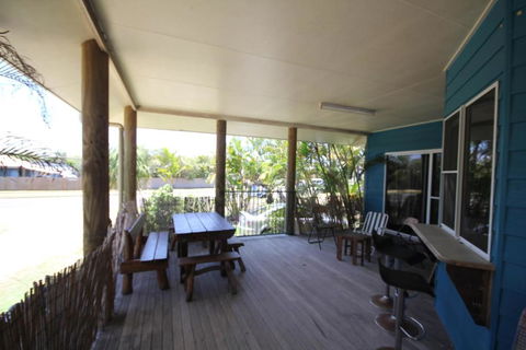 CASTAWAY BEACH HOUSE- NO Parties - NO Pets - Accommodation Cooktown 3