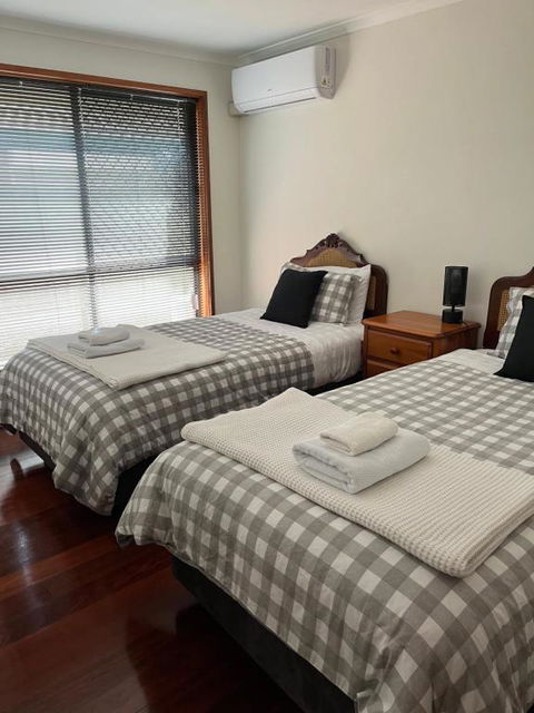Charming 4BR Retreat Near Gawler - Accommodation Cooktown 4