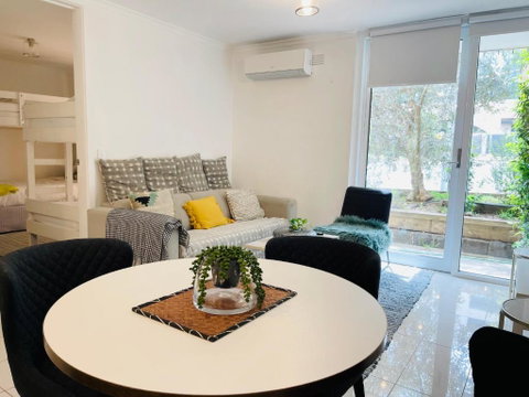 D101 Charming Apartment- Free Parking - Accommodation Cooktown 0