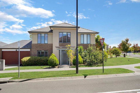 Deluxe Family Montpellier Gardens Estate - Burwood - Accommodation Cooktown 1