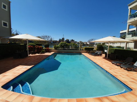 2BR Lovely River , Retreat Pool, Gym, Wine, Netflix - Accommodation Cooktown 1