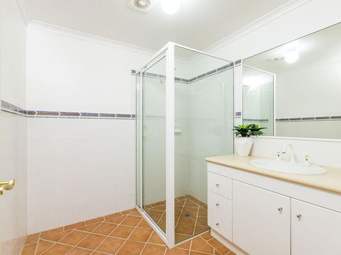 3 'Peninsula Waters', 2-4 Soldiers Point Rd - Beautiful Air Conditioned Unit With Pool, Lift & WIFI - Accommodation Cooktown 2