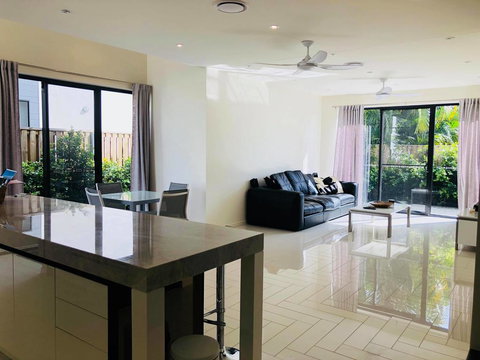 3 Bedroom Executive Luxury Beachside Townhouse - Accommodation Cooktown 0