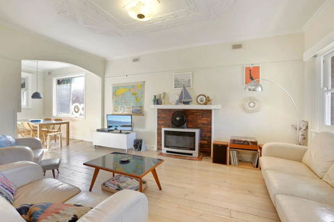 4 MONTROSE AVE - Retro Home In The Heart Of Town - Accommodation Cooktown 0