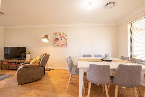 42 Rosemary Lane - Central Orange - Spacious Family Home - Quiet Lane - Accommodation Cooktown 3