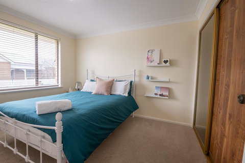 42 Rosemary Lane - Central Orange - Spacious Family Home - Quiet Lane - Accommodation Cooktown 2