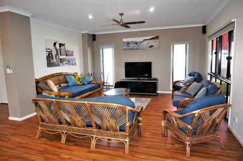 64 Madaffari Drive - PRIVATE JETTY - Accommodation Cooktown 2