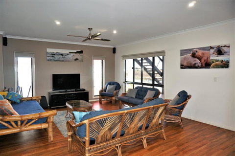 64 Madaffari Drive - PRIVATE JETTY - Accommodation Cooktown 3