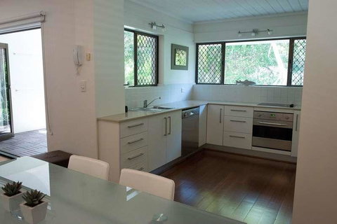 Absolute Beachfront - Mooloolaba - Accommodation Cooktown 3