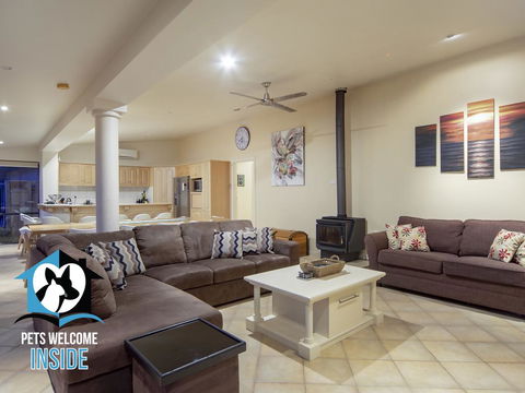 Absolute Water Frontage W/ Jetty + Boat Ramp - Accommodation Cooktown 1