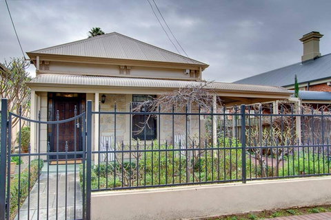 Adelaide Close CBD Large Private Studio Apartment In St Peters - Accommodation Cooktown 0