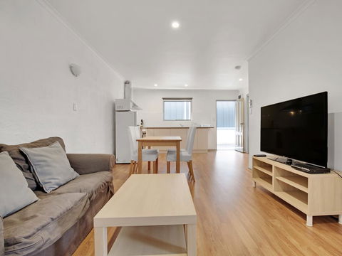 Adelaide Holiday Homes - Accommodation Cooktown 2