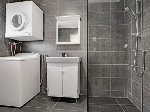 Adelaide Holiday Homes - Accommodation Cooktown 3