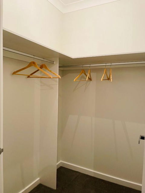 Entire 4 Bedroom Brand New Home In Melton South ! - Accommodation Cooktown 4