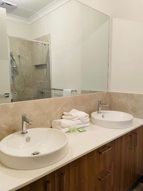 Entire 4 Bedroom Brand New Home In Melton South ! - Accommodation Cooktown 2