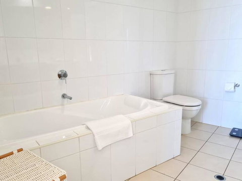 Glam Apartment 21 - Accommodation Cooktown 4