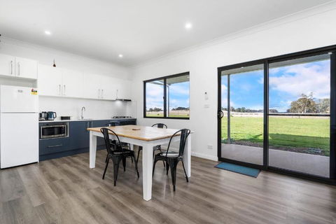 Glenowrie Cottage - 1 King 2 Singles Near Cadia - Accommodation Cooktown 4
