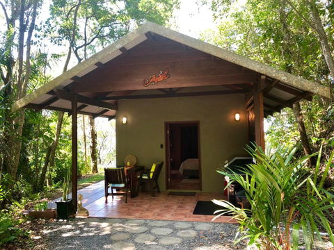 Gunnadoo Holiday Hut With Ocean Views And Jacuzzi - Accommodation Cooktown 0