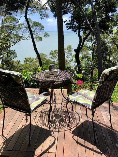 Gunnadoo Holiday Hut With Ocean Views And Jacuzzi - Accommodation Cooktown 1
