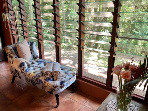 Gunnadoo Holiday Hut With Ocean Views And Jacuzzi - Accommodation Cooktown 3