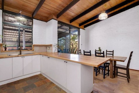 Hillside Retreat- Your Tranquil Home Away - Accommodation Cooktown 3