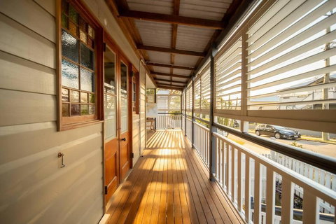 House Of Fairy Wren -Charming Queenslander Cottage Mins Drive To Brisbane CBD And Gabba Stadium! - Accommodation Cooktown 1