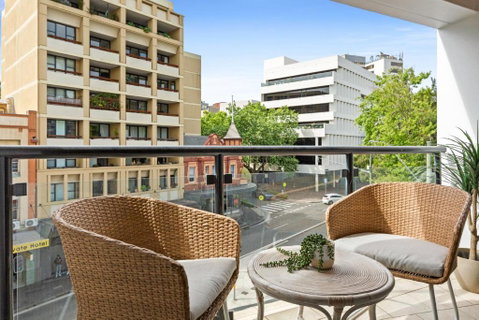 Ideal Studio Inner-City Pad With Private Balcony - Accommodation Cooktown 1