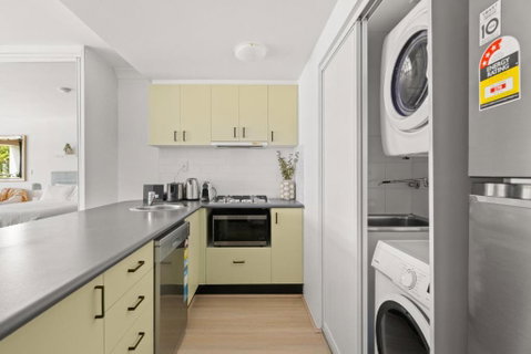 Ideal Studio Inner-City Pad With Private Balcony - Accommodation Cooktown 2