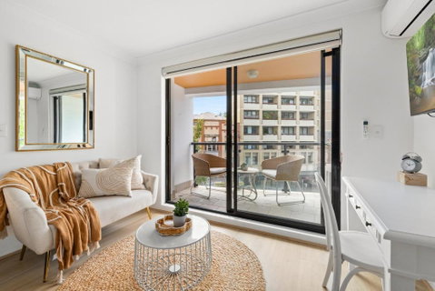Ideal Studio Inner-City Pad With Private Balcony - Accommodation Cooktown 3